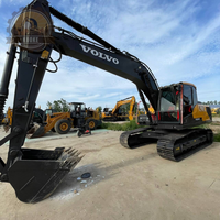 Excavatrice sur chenilles Volvo Ec220 d'occasion de haute qualité, modèle 2023, moteur, boîte de vitesses et PLC d'origine inclus. En stock.