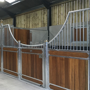 Establo de caballos asequible, Frente deslizante con parte inferior a la parrilla para la mejor ventilación, alimentador giratorio, ventana socializadora que se puede abrir - Product Image 1