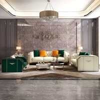 Ensemble de canapés en cuir capitonnés minimalistes de luxe léger italien, avec cadre en métal doré et rembourrage en éponge, 3 places et 2 places, pour appartement et hôtel