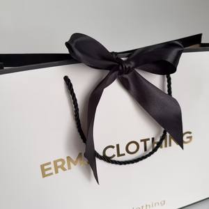 Bolsas de Papel Blancas con Ribete Negro y Logotipo en Dorado, Bolsas de Papel de Lujo para Regalos del Día de San Valentín con Cinta de Raso Negra - Product Image 3