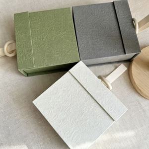 Boîte <span class=keywords><strong>cadeau</strong></span> minimaliste en papier de couleur unie, fermeture <span class=keywords><strong>à</strong></span> ruban, logo personnalisé disponible - Product Image 2