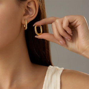 Boucles d'oreilles créoles délicates hypoallergéniques en acier inoxydable plaqué or 18 carats avec zircon pour femme - Product Image 6