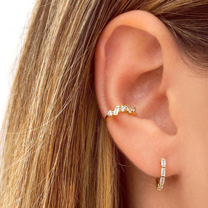 Boucles d'oreilles créoles octogonales modernes en cuivre plaqué or pour femmes Cadre angulaire pour les visites quotidiennes de musées - Product Image 2