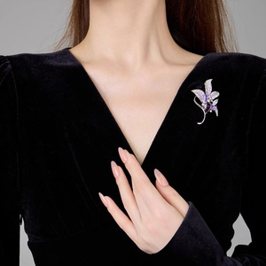Broche Elegante Flor de Lírio com Cristais e Strass, Alfinete de Lapela Floral com Folhas, Joia para Vestido, Casamento, Corsage, Banquete e Baile de Formatura - Product Image 2