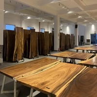 Plateau de table à manger en bois de style moderne, forme irrégulière, bord vivant, bois de noyer massif