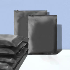 Sac à vêtements Bikini étanche à fermeture éclair personnalisé givré de haute qualité écologique sac noir mat dans un emballage en plastique - Product Image 2