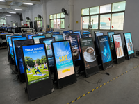 Kiosco Digital Portátil para Exteriores con Clasificación IP65 de 43 Pulgadas, Pantalla Táctil a Todo Color, Vertical, con Soporte de Pie