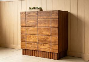 Cómoda Moderna de Madera Maciza con Puertas de Tablero y Base de Listones, Mueble de Almacenamiento para Sala de Estar, Diseño Minimalista, Mueble con Cajones - Product Image 3