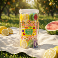 Permen Keras Irisan Buah Campur dengan Stik Lollipop dalam Wadah Plastik Bulat, Rasa Buah Kartun, Grosir, Label Pribadi, Camilan