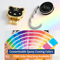Adorno para Bolso con Recubrimiento Epóxico y Flor Dorada, Colores PMS Disponibles, Cierre Metálico Giratorio para Bolsos y Carteras, Alta Seguridad