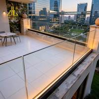 Balustrade en verre sans cadre pour hôtels et complexes hôteliers, avec rail en verre blanc chaud, profilé de sol en aluminium en forme de U et base de 12 mm