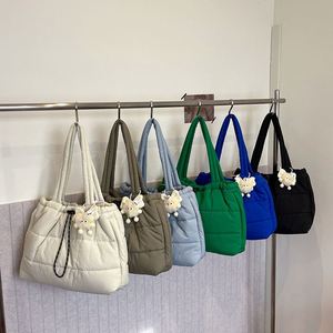 Nouveau design 2026 – Sac fourre-tout matelassé en duvet pour femme, couleur unie, en nylon durable, sac à bandoulière portable, sac à main matelassé pour femme - Product Image 6