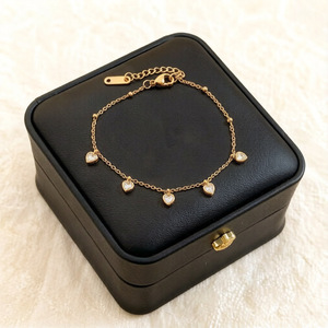Chaîne de cheville en acier inoxydable en forme de cœur dorée, tendance pour femmes, chaîne de cheville avec pendentif cœur en zircon multiples, vente en gros - Product Image 4
