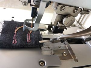 Máquina <span class=keywords><strong>de</strong></span> <span class=keywords><strong>Coser</strong></span> Industrial Automática <span class=keywords><strong>de</strong></span> <span class=keywords><strong>Ojal</strong></span> Eléctrica DS-9820 para Pantalones <span class=keywords><strong>de</strong></span> Jean - Product Image 2