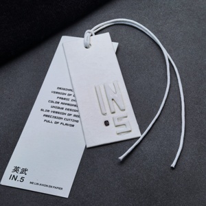 Etiquetas colgantes y etiquetas colgantes de papel impresas en relieve 3D blancas ecológicas Etiquetas colgantes multicapa personalizadas para ropa y bolsos - Product Image 3