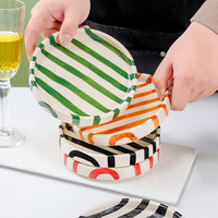 Assiette en céramique rayée peinte à la main, style nordique artistique |   Assiette à dessert rayée colorée à bords irréguliers pour la maison et le café