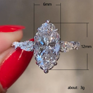 Anello di Fidanzamento F763 per Donna in Oro Bianco con Diamante Taglio Marquise Colore D Naturale e Diamanti Laterali - Product Image 5