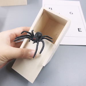 Caja de Broma con Araña, Caja de Madera con Araña Oculta, Juego de Broma Divertido, Juguete de Oficina para Amigos, 6*6.5*9.5cm - Product Image 5
