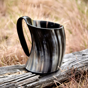 Taza de cuerno estilo nórdico con diseño de runas vikingas para uso en campamentos al aire libre - Product Image 1