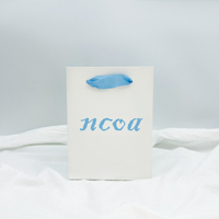 Sacs en papier de luxe pour boutique, avec logo de marque imprimé, sacs cadeaux en papier blanc personnalisés avec poignées en ruban