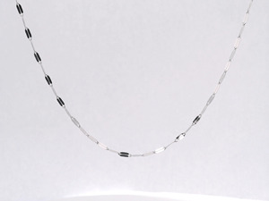Collar Delgado de Platino Pt950 Blanco con Curva Suave y Eslabones Alargados para Mujer de Oficina, Uso Diario Minimalista - Product Image 1