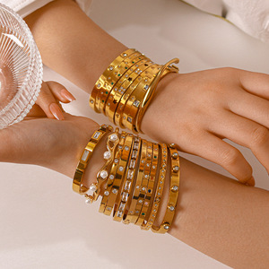 Bracelet de luxe en acier inoxydable plaqué or 18 carats, serti de zircons et pierres précieuses colorées, idéal pour les soirées et comme cadeau. - Product Image 4