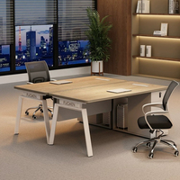 Bureau de travail, adapté au personnel de bureau. Mobilier de bureau simple et moderne. Convient aux bureaux des gestionnaires et des superviseurs