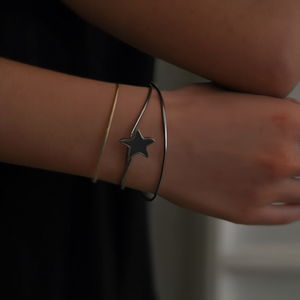 Brazalete de Moda en Acero Inoxidable 316L con Baño de Oro PVD, Diseño de Estrella y Luna, Joyería Sostenible y Resistente - Product Image 3