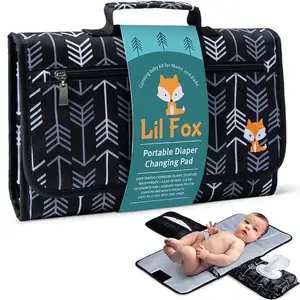 新生儿便携式换尿布垫套装旅行友好型防水带抹布口袋婴儿理想礼物