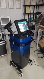 Appareil professionnel vertical Mor8 à radiofréquence fractionnée et micro-aiguilles avec marteau froid pour le rajeunissement et le raffermissement de la peau du visage - Product Image 3