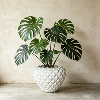 Pot de fleurs matelassé blanc brillant effet diamant avec bord festonné pour une décoration moderne