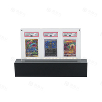Élégante vitrine de présentation de cartes à collectionner en acrylique à trois compartiments avec LED pour les magasins officiels de jeux TCG