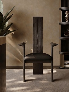 Sedia da pranzo Wabi con schienale alto a doghe e braccioli, struttura in legno di gomma nero, seduta imbottita in morbida pelle, gambe solide e spesse - Product Image 2
