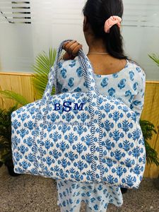 Bolsa de Viaje Grande de Lona Acolchada de Algodón Hecha a Mano con Diseño Estampado en Bloque, Bolsa de Mano para Mujer - Product Image 4