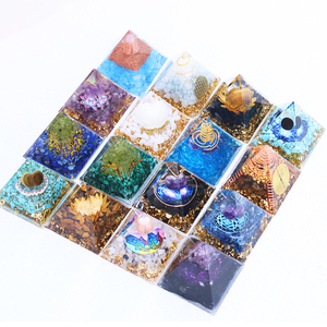 Ornamen Piramida Organit Resin Kristal Penyembuh Chakra Berukir Warna-warni 5cm Grosir - Product Image 1