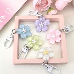Adorable porte-clés en résine en forme de fleur de cerisier, breloque mignonne pour sac à dos ou sac à main, cadeau idéal pour amis, couples ou étudiants - Product Image 1