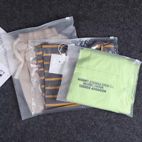 Sacs d'emballage en tissu mat translucide avec fermeture éclair personnalisée Unione Factory, sacs à vêtements avec fermeture éclair givrée pour T-shirts
