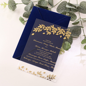 Échantillon gratuit Cartes d'invitation personnalisées en acrylique transparent avec feuille d'or et enveloppe en velours bleu marine Plusieurs couleurs disponibles - Product Image 1