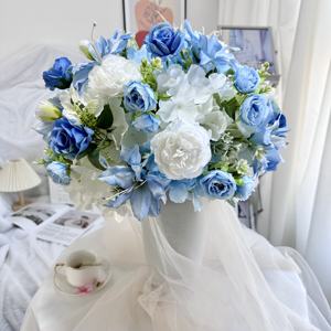 Arreglo Floral Artificial Clásico Azul y Blanco, Hecho a Mano, de Alta Simulación, Centro de Mesa para Bodas - Product Image 1