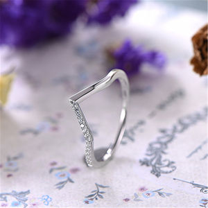 YILUN Bague moderne en forme de V en argent sterling S925 Mini zircon cubique Design élégant Bague empilable de style minimaliste - Product Image 3