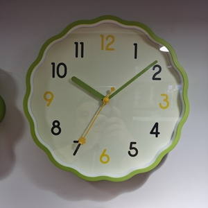 Horloge murale analogique en quartz personnalisée en forme de fleur, style moderne simple, en plastique pour salon - Product Image 3