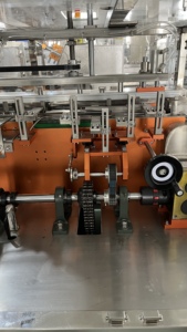 Machine d'emballage verticale haute vitesse entièrement automatique pour l'emballage d'aliments, de pizzas, de bouteilles, de blisters, de papier, d'étiquettes et de boîtes en carton - Product Image 6