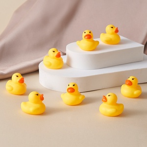 Jouet de pincement de <span class=keywords><strong>canard</strong></span> jaune pour piscine de bain en caoutchouc PVC petits jouets éducatifs personnalisés pour magasin de thé au lait <span class=keywords><strong>canard</strong></span> jaune petit - Product Image 3