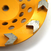 Meule diamantée de 7 pouces (180 mm) à segments en forme de flèche pour la préparation des surfaces en béton