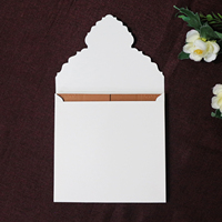 Invitation de mariage traditionnelle en couverture rigide marron café avec bordure gaufrée et monogramme en acrylique doré pour mariage culturel
