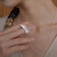 Collier pendentif délicat en forme de grue origami, en cuivre plaqué argent avec ailes texturées, bijou animalier minimaliste pour le quotidien