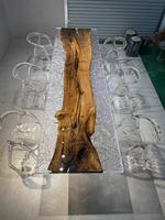 Table à manger rectangulaire moderne en résine époxy sur mesure avec fauteuil en acrylique transparent pour hôtels et villas de luxe