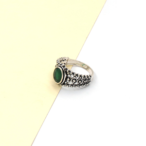 Anillo de Boda Unisex Hecho a Mano con Ónix Verde Redondo de 5mm en Engaste de Plata Oxidada para Ceremonias Religiosas - Product Image 6