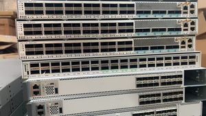 สวิตช์อีเทอร์เน็ตสำหรับองค์กร C9500-24X-A แบบ 24 พอร์ต 16 SFP+ 10G และโมดูลขยายได้ 8 พอร์ต รองรับการกำหนดเส้นทางแบบ Layer 3 สำหรับเครือข่าย 24 พอร์ต ประสิทธิภาพสูง - Product Image 3