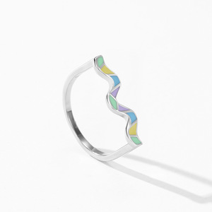 Anillos de línea ondulada minimalista clásica de plata de ley S925, esmalte de arcoíris de color dopamina, chapado en platino para regalo de compromiso - Product Image 1